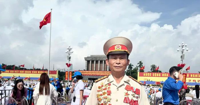 Người cựu chiến binh Nguyễn Trác Luân ở Sơn Đồng, Hà Nội mong muốn thế hệ trẻ tiếp tục phát huy giá trị tốt đẹp của cha ông đi trước để xây dựng đất nước Việt Nam. Ảnh: Vân Hà 
