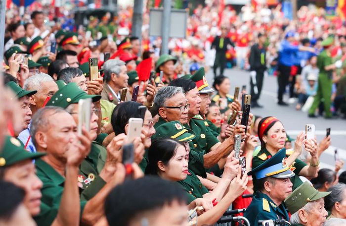 Nhiều cựu chiến binh rưng rưng xúc động, nhớ lại ký ức hào hùng của dân tộc.
