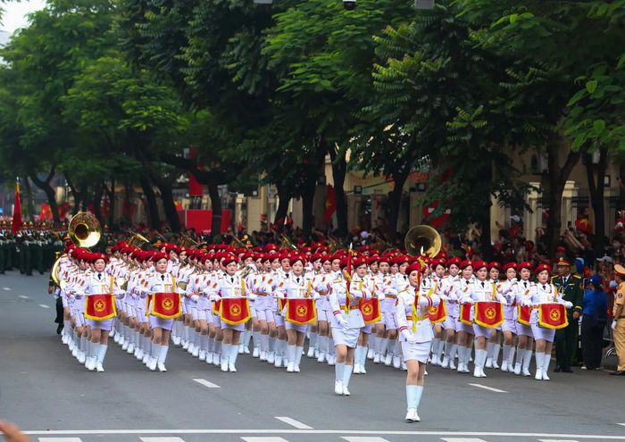 Tiếng vỗ tay, tiếng reo hò vang rộn khi đoàn quân nhạc tiến bước mạnh mẽ.
