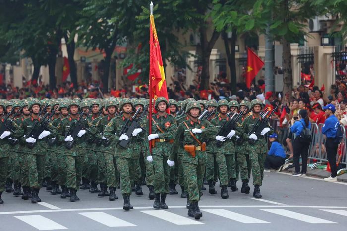 Hòa trong tiếng nhạc rộn ràng, hàng triệu người dân đứng chật kín các tuyến phố, vỗ tay reo hò, ánh mắt rạng ngời tự hào khi đoàn quân đi trong vòng tay Nhân dân – biểu tượng bất diệt của sức mạnh đại đoàn kết dân tộc.