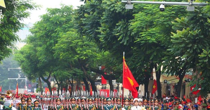 Sáng 2/9, trong không khí tưng bừng của ngày Tết Độc lập, từng khối diễu binh, diễu hành tiến bước hùng tráng qua Quảng trường Ba Đình lịch sử đi qua các tuyến đường trung tâm của Thủ đô