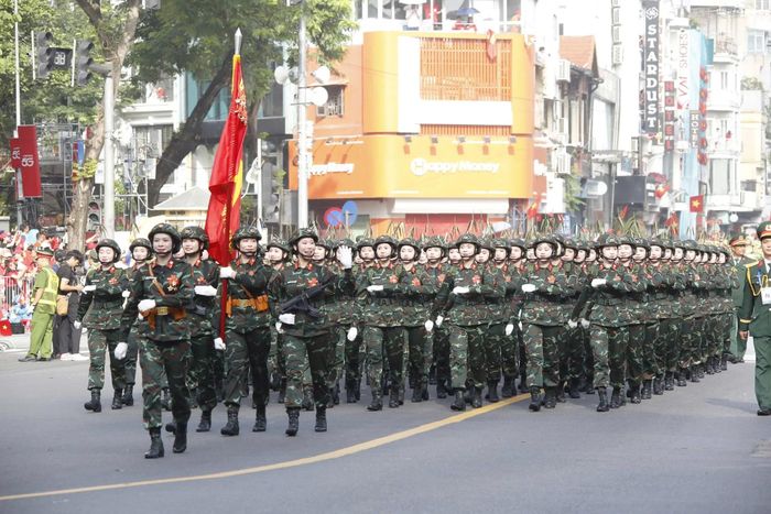 Những tràng pháo tay liên hồi như gửi lời tri ân đến các thế hệ giữ nước.