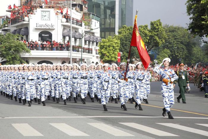 Hình ảnh đoàn quân đi giữa vòng tay Nhân dân mãi là một biểu tượng sống mãi cùng niềm tự hào, tình yêu Tổ quốc