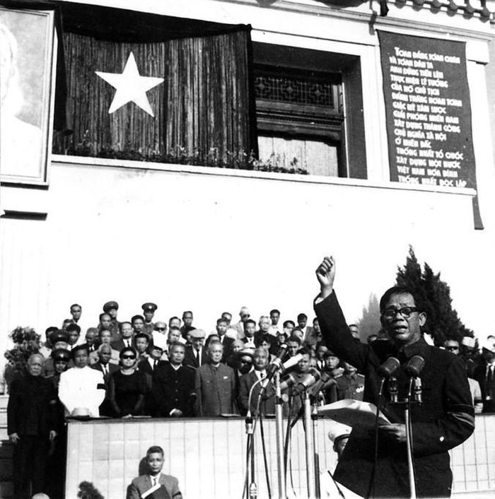 Ngày 9/9/1969, tại Lễ truy điệu trọng thể Chủ tịch Hồ Chí Minh ở Quảng trường Ba Đình lịch sử, thay mặt Ban Chấp hành Trung ương Đảng, đồng chí Bí thư thứ nhất Lê Duẩn hứa trước anh linh Người: Hãy nén đau thương, anh dũng phấn đấu, hăng hái vươn lên, đạp bằng mọi trở lực, chông gai, quyết tâm đánh thắng hoàn toàn giặc Mỹ xâm lược, quyết tâm xây dựng chủ nghĩa xã hội thành công, thực hiện lời thề danh dự trong giờ phút vĩnh biệt thiêng liêng này. Ảnh: Tư liệu TTXVN