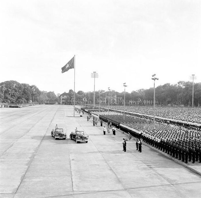 Ngày 2/9/1975, các đại biểu, lực lượng vũ trang nhân dân và hơn 40 vạn nhân dân Thủ đô dự lễ mít tinh, diễu binh và diễu hành chào mừng kỷ niệm 30 năm ngày thành lập nước Việt Nam Dân chủ Cộng hòa. Ảnh: TTXVN