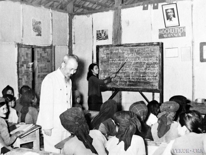 Chủ tịch Hồ Chí Minh thăm lớp "Bình dân học vụ" của nhân dân Khu Lương Yên, Hà Nội (27/5/1956). Ảnh: Tư liệu TTXVN