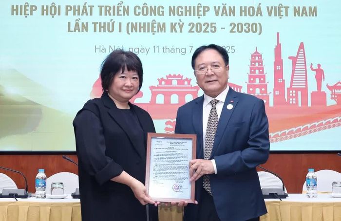 Trao Quyết định thành lập Hiệp hội Phát triển công nghiệp văn hóa Việt Nam. Ảnh: Thành Phương - TTXVN