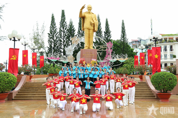  Mỗi người một cách thể hiện, song tình yêu nước luôn nồng ấm trong trái tim của mọi công dân Việt Nam.
