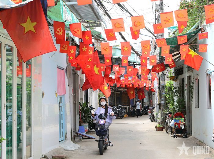 Trong các tuyến phố, người dân trang trí cờ hoa để khu phố thêm rộn ràng không khí 80 năm Quốc khánh 2-9.