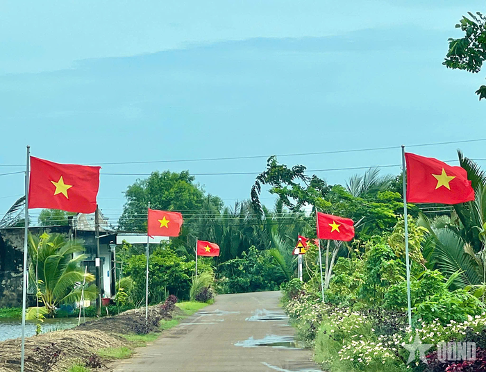  Những con đường từ thành thị đến nông thôn đều rợp bóng cờ hoa chào mừng Quốc khánh 2-9. 