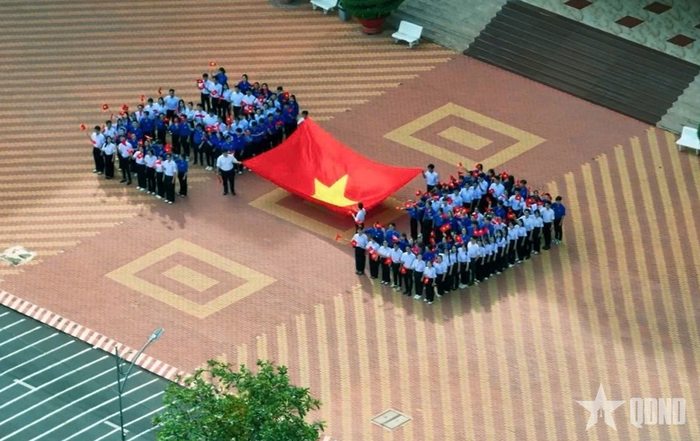 Sinh viên Trường Đại học Nam Cần Thơ cùng nhau xếp đội hình 2-9 đẹp mắt. 