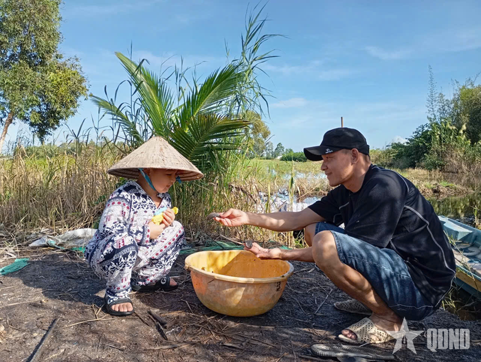 Còn có gia đình lại chọn cách cho con em về quê hưởng thụ không khí bình yên và trải nghiệm cuộc sống mưu sinh trong mùa nước nổi miền Tây.