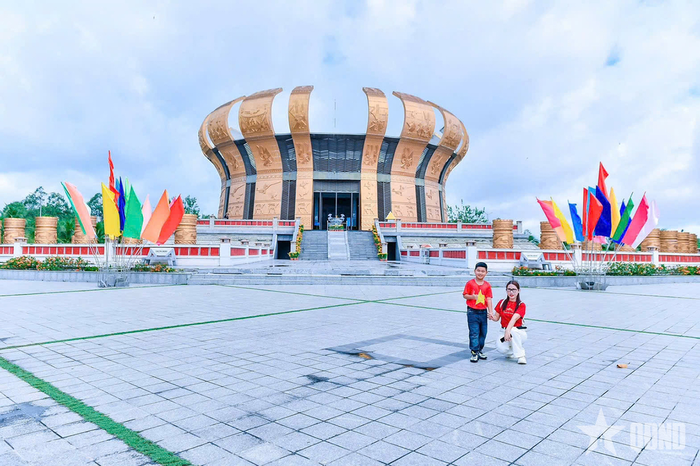 Chị Phạm Thảo (ở TP Cần Thơ) chọn điểm tham quan gần nhà để giáo dục truyền thống cho con.