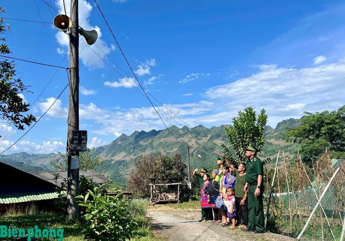 Người dân biên giới đón nghe tiếng loa truyền thanh của BĐBP. Ảnh: Đức Duẩn