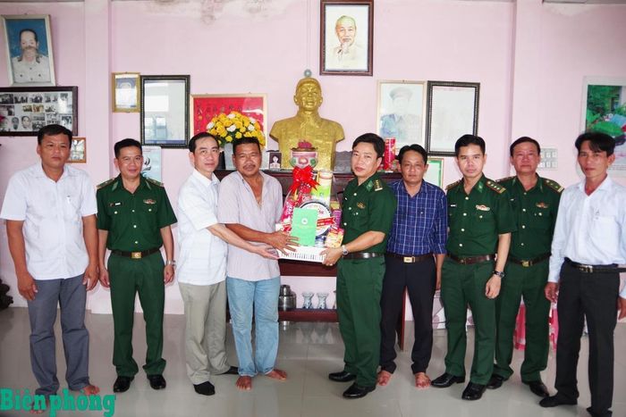 Đại tá Phạm Minh Giang thăm hỏi, động viên và tặng quà thân nhân gia đình Anh hùng Lực lượng vũ trang nhân dân Bông Văn Dĩa, xã Tân Ân, tỉnh Cà Mau. Ảnh: Hoàng Tá