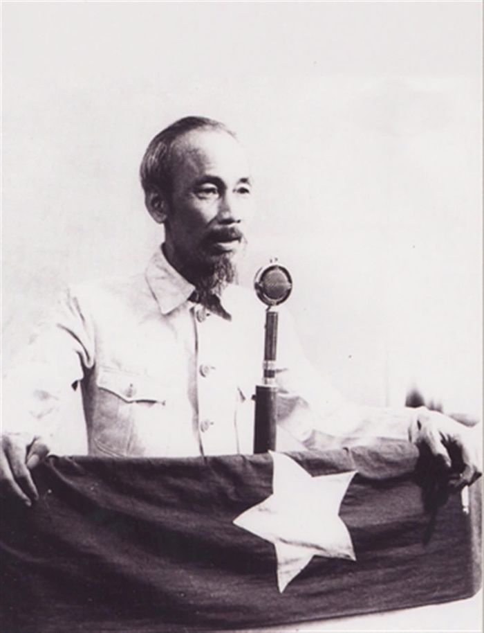 Ngày 2/9/1945, tại Quảng trường Ba Đình, Chủ tịch Hồ Chí Minh thay mặt Chính phủ lâm thời, đọc bản Tuyên ngôn độc lập khai sinh ra nước Việt Nam Dân Chủ Cộng hòa. Ảnh: TTXVN