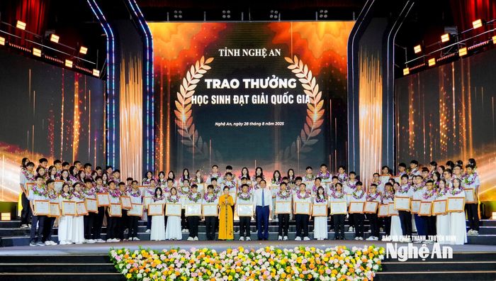 Đồng chí Hoàng Nghĩa Hiếu - Phó Bí thư Thường trực Tỉnh ủy, Chủ tịch HĐND tỉnh và đồng chí Võ Thị Minh Sinh - Phó Bí thư Tỉnh ủy, Chủ tịch Ủy ban MTTQ tỉnh, Trưởng Đoàn ĐBQH tỉnh trao thưởng cho các em đạt thành tích cao tại Kỳ thi học sinh giỏi quốc gia. Ảnh: Phạm Bằng