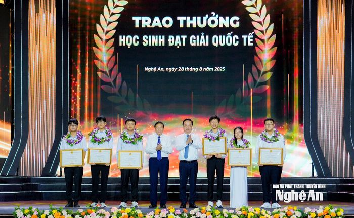 Đồng chí Nguyễn Đức Trung - Bí thư Tỉnh ủy và đồng chí Lê Hồng Vinh - Phó Bí thư Tỉnh ủy, Chủ tịch UBND tỉnh trao thưởng cho các học sinh đạt huy chương quốc tế, khu vực. Ảnh: Phạm Bằng