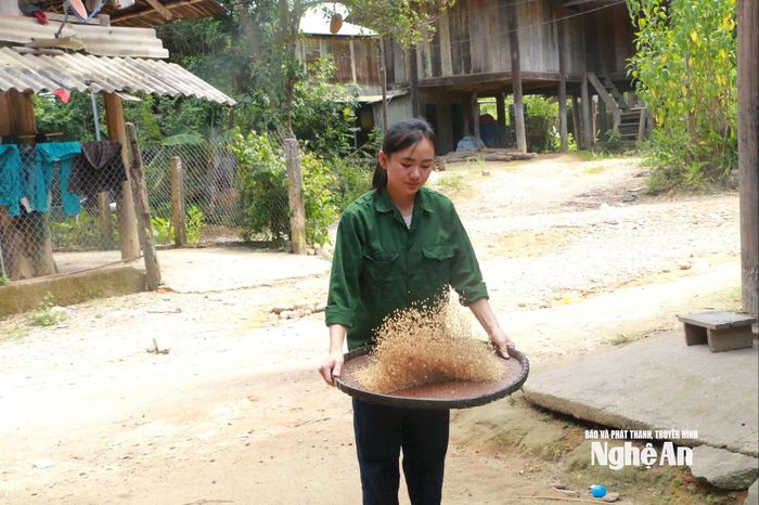 Câu chuyện vượt khó vun đắp ước mơ của Ngân Thị Hồng Quyên truyền cảm hứng cho thế hệ trẻ của bản Làng. Ảnh: K.L