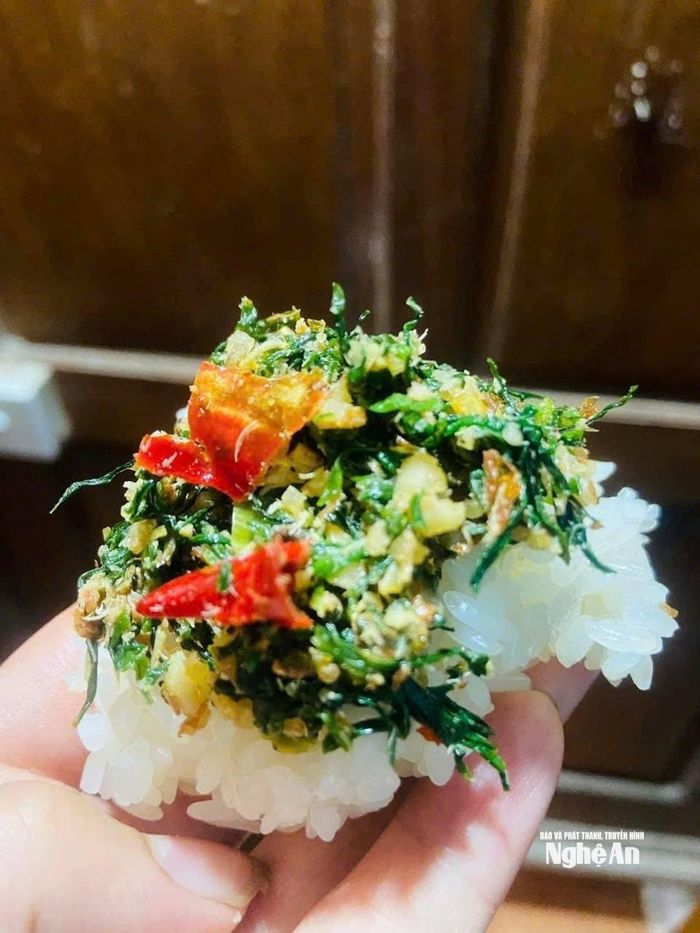 Những món ăn dân dã được chế biến từ nông sản của người dân bản làng được Ngân Thị Hồng Quyên quảng bá giới thiệu. Ảnh: NVCC