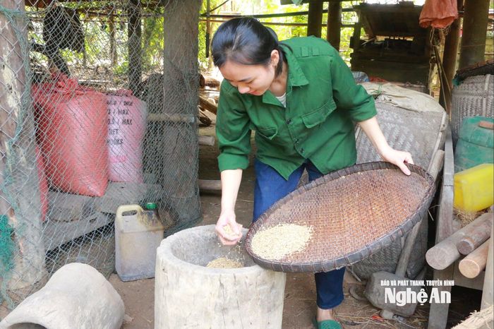Tự tay Ngân Thị Hồng Quyên thực hiện các công đoạn chế biến các món ăn của đồng bào dân tộc Thái. Ảnh: Khánh Ly