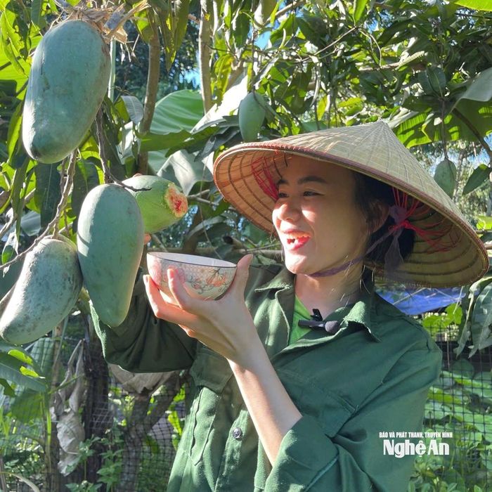 Những hình ảnh dung dị của cuộc sống đời thường ở bản làng được Quyên đưa lên mạng xã hội thu hút người xem. Ảnh: NVCC