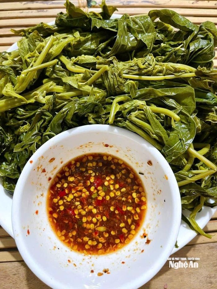 Những món ăn dân dã được chế biến từ nông sản của người dân bản làng được Ngân Thị Hồng Quyên quảng bá giới thiệu. Ảnh: NVCC