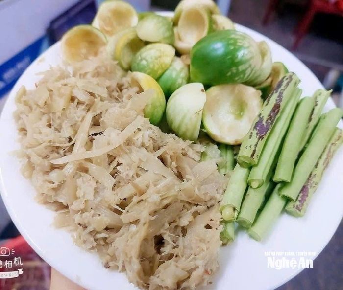 Những món ăn dân dã được chế biến từ nông sản của người dân bản làng được Ngân Thị Hồng Quyên quảng bá giới thiệu. Ảnh: NVCC