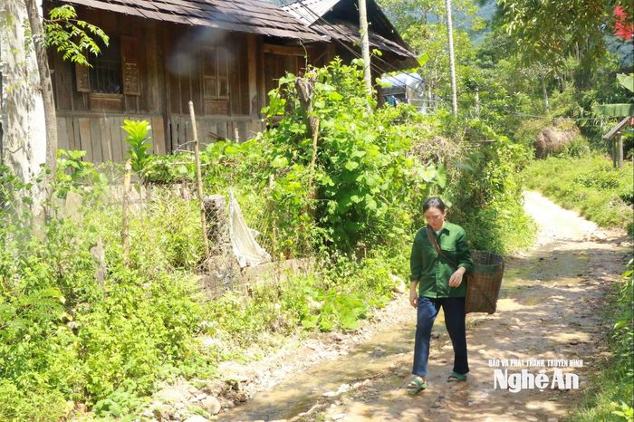 Chị Ngân Thị Hồng Quyên trên con đường quen thuộc ở bản làng. Ảnh: Khánh Ly