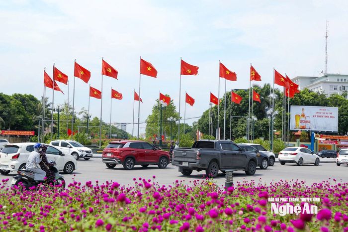 Những lá cờ kiêu hãnh phất phới, như những người lính gác thầm lặng giữa dòng người hối hả, thắp lên niềm tin và hy vọng về một Việt Nam vững bước tiến lên. Ảnh: Đình Tuyên