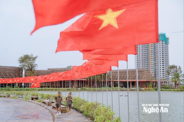 Dưới nắng vàng của ngày Thu lịch sử, những lá cờ đỏ sao vàng như những cánh chim hòa bình, mang theo niềm tin và hy vọng về một tương lai tươi sáng cho dân tộc. Ảnh: Nguyễn Sơn