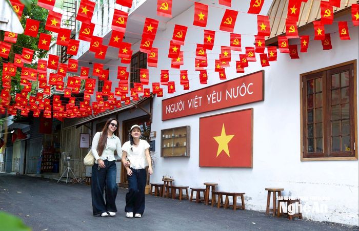 Không gian quán cà phê ngập tràn sắc đỏ sao vàng, biến nơi đây không chỉ là điểm đến thư giãn mà còn là nơi để mọi người thể hiện niềm tự hào dân tộc. Ảnh: Đình Tuyên