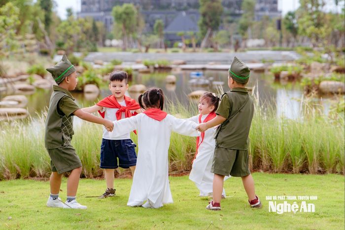 Niềm vui của con trẻ trong hòa bình, thịnh vượng chính là thành quả quý giá nhất mà các thế hệ cha ông đã hy sinh để có được, nhắc nhở chúng ta trân trọng hơn giá trị của độc lập, tự do. Ảnh: Nguyễn Sơn