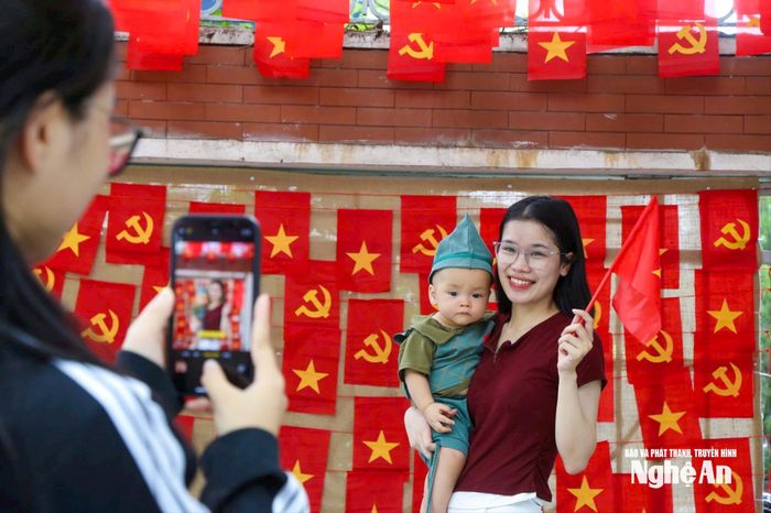 Khoảnh khắc check-in cùng lá cờ đỏ sao vàng không chỉ là một bức ảnh, mà còn là cách để mỗi người thể hiện tình yêu, niềm tự hào thiêng liêng với Tổ quốc. Ảnh: Đình Tuyên