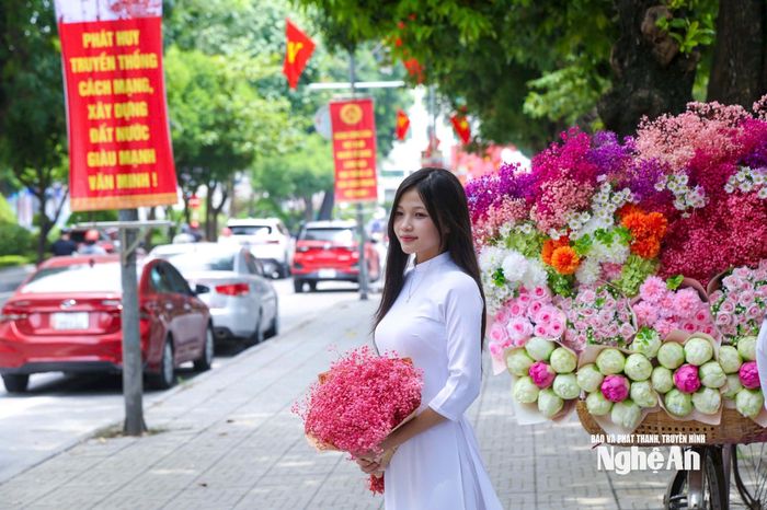 Dưới nắng vàng của ngày Thu độc lập, những đóa hoa rực rỡ hòa cùng nụ cười thanh xuân, vẽ nên bức tranh thanh bình và hạnh phúc. Ảnh: Đình Tuyên