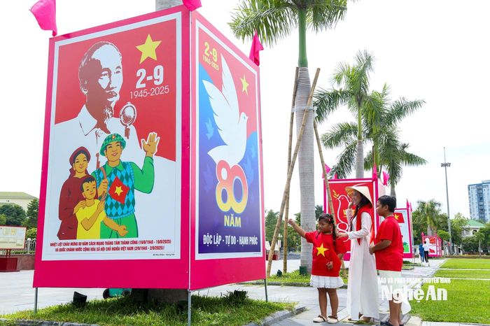 Đại lễ là dịp để gieo vào lòng trẻ thơ niềm tự hào dân tộc, để thế hệ tương lai được lớn lên trong tình yêu thương và sự trân trọng những giá trị lịch sử. Ảnh: Đình Tuyên