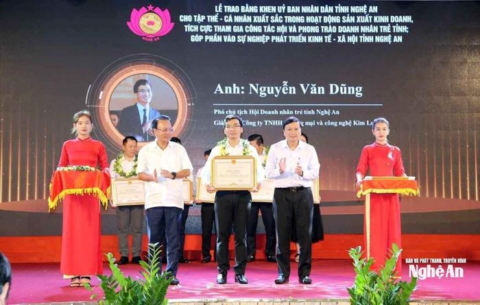Anh Nguyễn Văn Dũng trong lễ vinh danh tập thể cá nhân xuất sắc trong hoạt động kinh doanh. Ảnh: Thanh Quỳnh