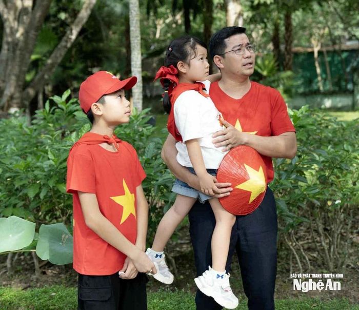 Anh Phạm Đình Thương cùng các con về thăm quê Bác. Ảnh: NVCC