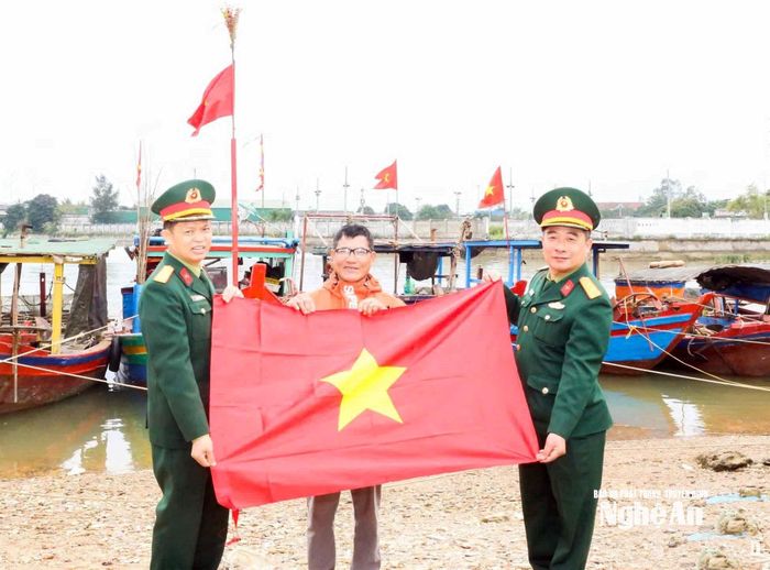 Ngư dân Nguyễn Văn Chương (giữa ảnh). Ảnh: Thanh Quỳnh