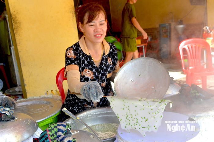 Tráng bánh mướt chợ Gám. Ảnh: Văn Trường