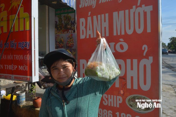 Chị Nguyễn Thị Minh ở xã Quan Thành phấn khởi khoe mua được 2 kg bánh mướt. Ảnh: Văn Trường