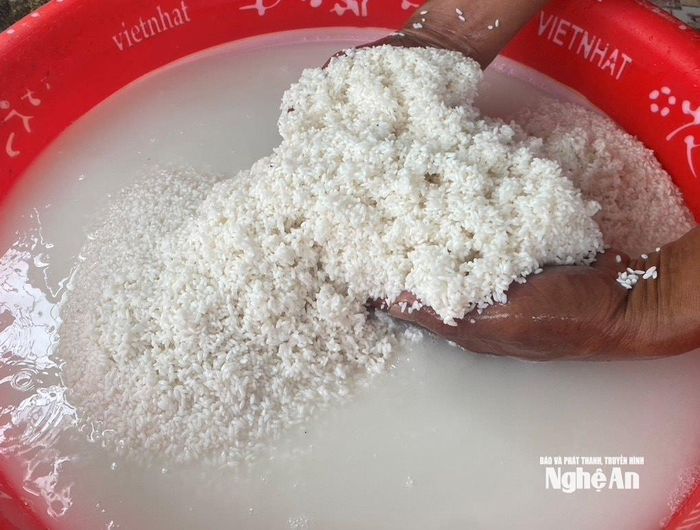 Muốn làm được bánh mướt ngon phải chuẩn bị được loại gạo ngon. Ảnh: Văn Trường