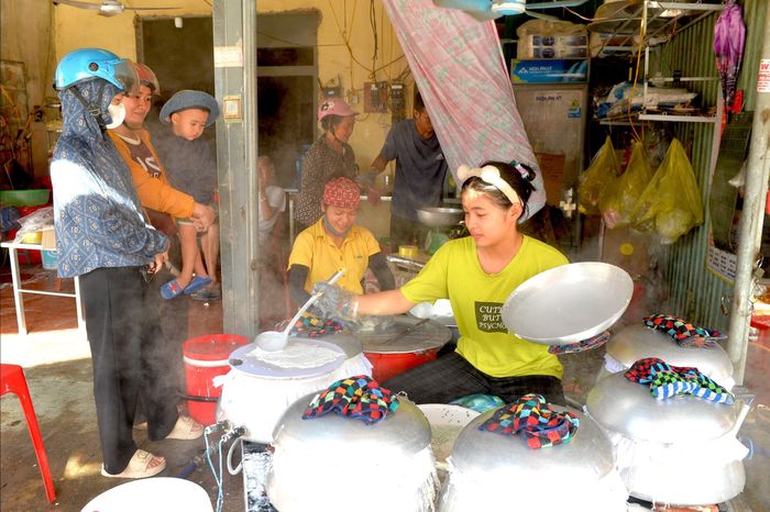 Cơ sở làm bánh mướt của chị Lê Thị Na ở chợ Gám. Ảnh: Văn Trường