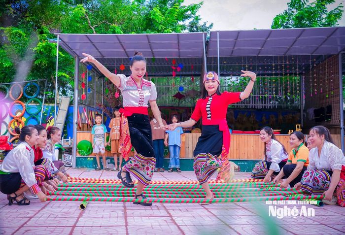 Hoạt động vui chơi, văn nghệ nhân mừng Tết Độc lập. Ảnh: Đình Tuyên