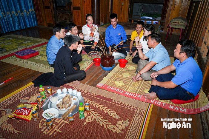Người dân xã Hùng Chân vui uống rượu cần trong ngày Tết Độc lập. Ảnh: Đình Tuyên
