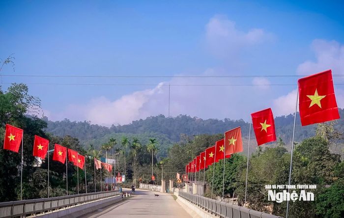 Ngày Quốc khánh, xã Hùng Chân rực rỡ cờ đỏ sao vàng. Ảnh: Thành Chung