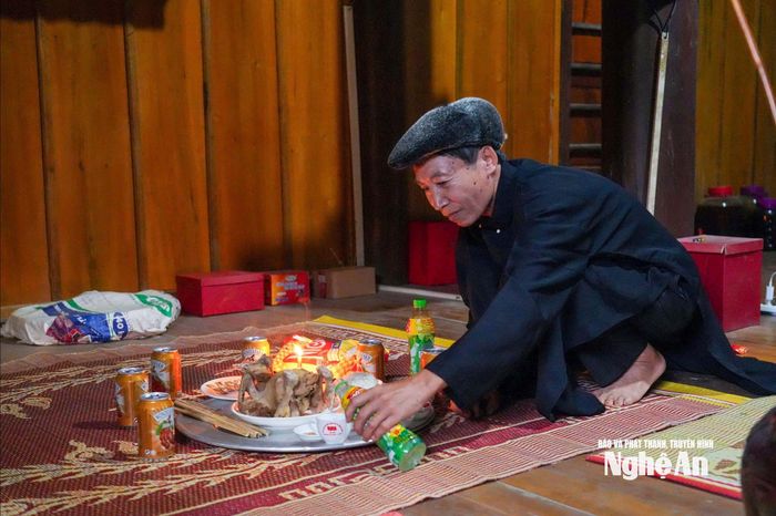 Ông Trương Văn Phượng ở bản Chao làm mâm cúng mời tổ tiên về ăn Tết Độc lập. Ảnh: Đình Tuyên