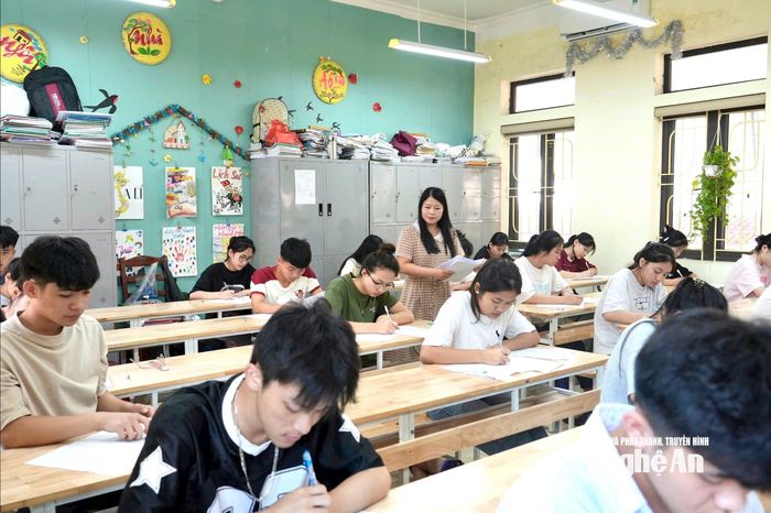 Trước Kỳ thi tốt nghiệp THPT, Sở Giáo dục và Đào tạo đã tổ chức 3 kỳ thi thử trực tiếp để học sinh làm quen với kỳ thi mới và phân tích kết quả để chỉ đạo dạy học, ôn tập cho các nhà trường. Ảnh: Mỹ Hà