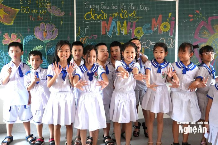 Niềm vui đón chào năm học mới của học sinh Trường Tiểu học Hà Huy Tập 2. Ảnh: Mỹ Hà