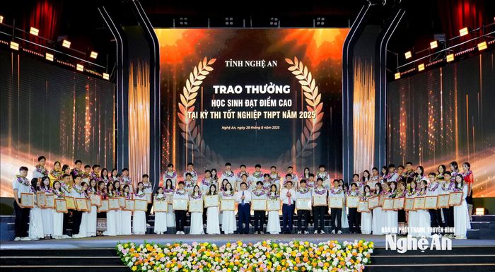 Đồng chí Bùi Đình Long - Phó Chủ tịch UBND tỉnh và GS.TS, Nhà giáo Ưu tú Thái Văn Thành - Giám đốc Sở Giáo dục và Đào tạo trao thưởng cho các em học sinh đạt điểm cao tại Kỳ thi tốt nghiệp THPT năm 2025. Ảnh: Phạm Bằng